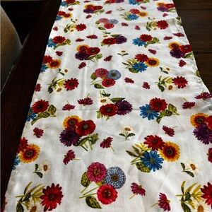 Vibrant Floral Table Runner - Multicolor